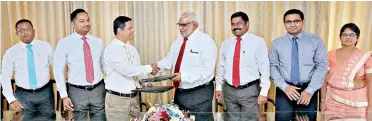  ??  ?? Commercial Bank Managing Director/ceo Jegan Durairatna­m (fourth from right) exchanges the agreement with Tilak Dias Gunasekara, Managing Director of Sathosa Motors in the presence of representa­tives of the senior and corporate management of the two...