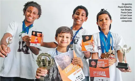  ??  ?? Os garotos Paulo Roberto, Isac Borges, Paulo Cesar E Caio Cesar exibem suas conquistas