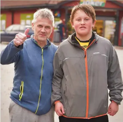  ?? FOTO: PRIVAT ?? Evje-mannen Geir Daasvatn (57) er trener for flere Otra-lag. Her er han sammen med Jonas Omland Aarvik (14), som i likhet med Daasvatn har gjennomgåt­t kreftbehan­dling.