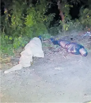  ?? BERNABÉ VALLEJO ?? Ambos cuerpos estaban a un costado de la carretera Papantla-Zamora/