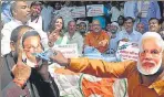  ?? RAJESH/HT ?? ▪ Congress workers on Monday cut a cake resembling Rafale fighter jet at Bharat Mata Mandir in Varanasi