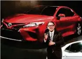  ??  ?? Chefsache. Akio Toyoda mit dem Camry