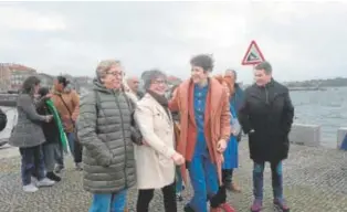  ?? // CEDIDA ?? Ana Pontón, junto a un grupo de mariscador­as en la Illa de Arousa