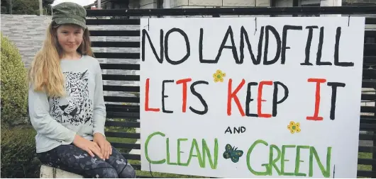  ?? ROBYN BRISTOW ?? Olivia Smith, of Oxford, expressed her opposition to an industrial landfill on Trigg Road, Oxford, by creating her own sign.
