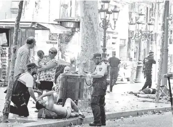  ?? DAVID ARMENGOU/EFE ?? La atención a los heridos luego del atentado en Barcelona.