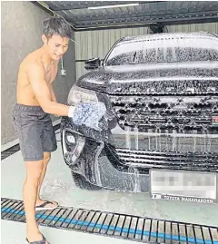  ??  ?? Sarach Yooyen works at his TT Car Wash & Detailing.
