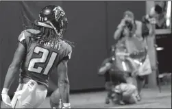  ?? The Associated Press ?? TOUCHDOWN RECOVERY: Atlanta Falcons cornerback Desmond Trufant (21) scores a touchdown after Atlanta Falcons outside linebacker Vic Beasley (44) caused Green Bay Packers quarterbac­k Aaron Rodgers (12) to fumble during the second half of Sunday’s game...