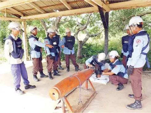  ?? SUPPLIED ?? JMAS experts demonstrat­e to CMAC staff how to neutralise an MK82 bomb in Kampong Thom.