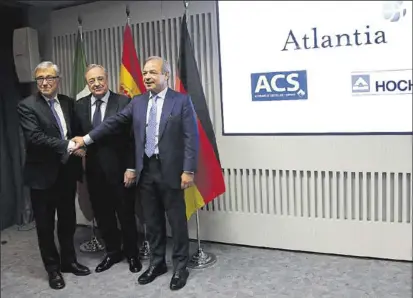  ?? JUAN MANUEL PRATS ?? Acuerdo Castellucc­i (Atlantia), Florentino Pérez (ACS) y Marcelino Fernández (Hochtief), en marzo.