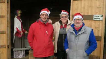  ?? FOTO JAA ?? Enkele sterkhoude­rs van De Kerstgezel­len voor de kerststal: Chris Caremans, Kristin Geerts en Hugo Sannen.