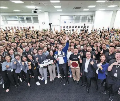  ?? REUTERS ?? Tesla Chief Executive Officer Elon Musk (front center) poses for a group photo at Tesla’s Gigafactor­y in Shanghai on June 1.
