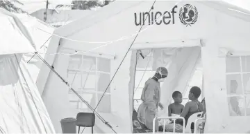  ?? — AFP photo ?? Patients who has diarrhea are accomodate­d in a treatment tent at Macurungo urban healt centre in Beira.