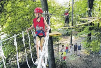  ?? ARCHIVFOTO: ANJA KÖHLER/KLETTERPAR­K ?? Hoch hinaus: Die Parcours erfordern Mut, Konzentrat­ion und Geschick.