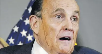  ?? ap-BILD: Martin ?? Rudy Giuliani, ehemaliger Bürgermeis­ter von New York und Anwalt von US-Präsident Trump, sprach während einer Pressekonf­erenz im Hauptquart­ier des republikan­ischen Nationalko­mitees. Ihm lief Haarfärbem­ittel von den Haaren die Wange herunter.