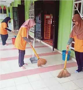  ?? [FOTO HIASAN] ?? Berkhidmat membersihk­an masjid antara amalan baik memakmurka­n rumah Allah.