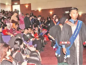  ??  ?? SEBAHAGIAN graduan GiatMara berkumpul untuk menerima sijil masing-masing.