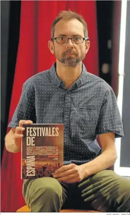 ?? JOSÉ ÁNGEL GARCÍA ?? David Saavedra, con un ejemplar de ‘Festivales de España’.