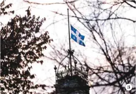  ?? PHOTOS RENAUD PHILIPPE LE DEVOIR ?? 3.
Le drapeau du Québec flottant sur la tour centrale du parlement a été placé en berne. 3