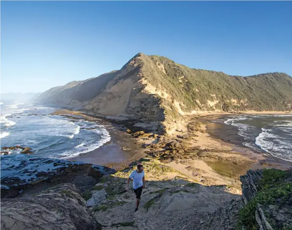  ??  ?? DAGSÊ. Maak seker jy is teen sonsopkoms op ’n duin vir ’n mooi foto van Gericke se Punt. Die goue uur gee jou die kans om panoramies­e foto’s te neem terwyl die eerste sonstrale van die dag die kuslyn alkante van jou ontdooi.