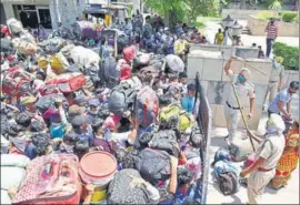  ??  ?? ■
DISTANCING GOES FOR A TOSS: Policemen trying to control migrants who gathered in Amritsar on Sunday to get screened before leaving for their states onboard Shramik Express trains. SAMEER SEHGAL/HT