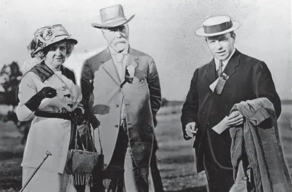  ?? TORONTO STAR FILE PHOTOS ?? William Lyon Mackenzie King with his parents, John King and Isabel Grace Mackenzie. The photo was taken between 1909 and 1911 when King was the labour minister.