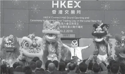  ??  ?? 2018年2月20日，在香港交易所，传统舞狮表演庆贺香港­金融大会堂启幕 新华社图