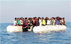  ?? LAPRESSE ?? Disperazio­ne Un gommone con migranti al largo di Lampedusa in una foto di repertorio