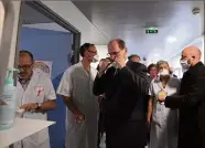  ??  ?? Le Premier ministre était en visite vendredi sur le site des Hôpitaux Universita­ires de Strasbourg (Bas-Rhin) à la rencontre des équipes soignantes. (Photo AFP)