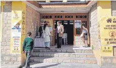  ?? FOTOS: SCHULE ?? Hassan Karim (linkes Bild, im braunen Jackett), Bürgermeis­ter und Lehrer an der Schule in Shimshal, achtet genau darauf, dass die Hygienevor­schriften vor Betreten der Klassenräu­me und danach dann auch im Unterricht eingehalte­n werden.