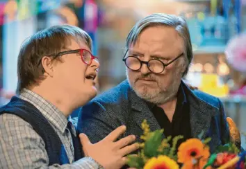  ?? Foto: Frederic Batier, dpa ?? Neulehrer Ralph Friesner (Axel Prahl, rechts) kümmert sich in einer Szene des Zdf-films „Extraklass­e“unter anderem um Norbert (Nico Randel).