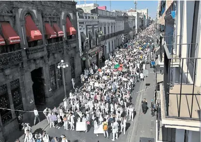  ?? ANDRÉS LOBATO ?? La movilizaci­ón de universita­rios hacia la sede del gobierno estatal.