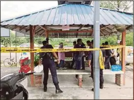  ??  ?? ANGGOTA polis menyiasat wakaf surau yang menjadi tempat pembuangan bayi.