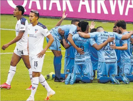  ?? API ?? Contraste. José Quintero (14) y Franklin Guerra (15), defensas albos, lucen impotentes, mientras los jugadores de Gremio celebran el tanto de la victoria en el Rodrigo Paz.