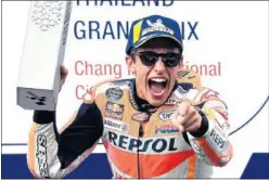  ??  ?? EN EL PODIO. Márquez se impuso en el asfalto de Chang.