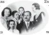  ??  ?? Ο Αλέκος Γουλανδρής, τρίτος από αριστερά, με τους γονείς του και τα αδέλφια του σε νεαρή ηλικία.