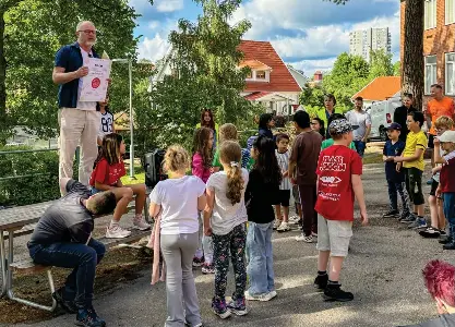  ?? BILD: TOMMI NYMAN ?? Fredrik Hallström, rektor för Nya Skolan Egna hem, visar upp certifikat­et.