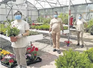  ?? SERVICIO ESPECIAL ?? Trabajador­es del centro especial de empleo Gardeniers de Atades.