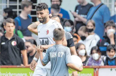  ?? FOTO: DANIEL LAKOMSKI/IMAGO IMAGES ?? Ihn kennen nicht nur die Balljungen: Nader El-Jindaoui vom Fußball-Regionalli­gisten Berliner AK.