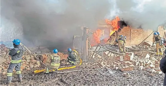  ?? REUTERS ?? Ofensiva. Un grupo de bomberos de Ucrania combaten las llamas luego de un ataque aéreo de Rusia en la región de Sumy.