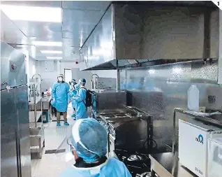  ??  ?? (1) La cocina del hospital móvil de Tegucigalp­a funciona como bodega de equipo quirúrgico. (2) Los fiscales del Ministerio Público detectaron que la sala de cuidados intensivos está en desuso. (3) El centro hospitalar­io no funciona al cien por ciento, revelaron los fiscales.