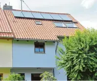  ??  ?? Auf dem Dach des Hauses in Straßberg wurde eine Solaranlag­e instal liert.