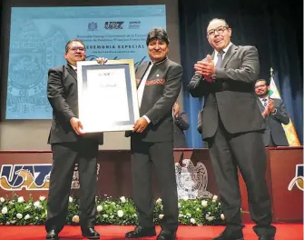  ?? ?? Evo Morales recibe el galardón de la Universida­d de Zacatecas