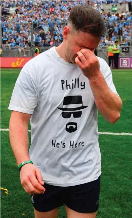  ?? DAIRE BRENNAN/SPORTSFILE ?? Philly McMahon wearing a T-shirt, that was made by his friend, in memory of his father Phil McMahon, who died during the year