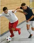  ?? Foto: Habermeier ?? Spannendes Finale beim U 19 Highlight Turnier: SB Chiemgau Traunstein (weiß) gewann gegen den SV Manching (schwarz) mit 4:3.