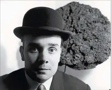  ?? CEDOC PERFIL ?? RETROSPECT­IVA. Arriba, Yves Klein. Abajo, a la izq., “Antropomet­rías de la época azul”; a la der., el artista exhibiendo su IKB. Abajo, el Salto al vacío.