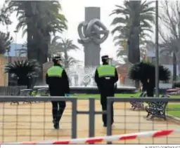  ?? ALBERTO DOMÍNGUEZ ?? Una patrulla de la Policía Local en labores de seguridad ciudadana.