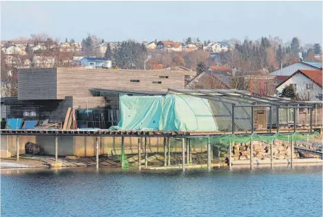 ?? FOTO: SEBASTIAN KORINTH ?? Das ehemalige Seepark-Restaurant in Pfullendor­f wird für rund 400 000 Euro saniert. Neu gestaltet werden unter anderem die Glasfront und die Terrasse.