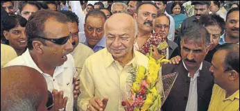  ?? SHYAM SHARMA/HT ?? Congress in charge for Himachal Pradesh Sushilkuma­r Shinde (centre) being welcomed by party workers along with state chief Sukhwinder Singh Sukhu (in brown) in Kangra on Friday.