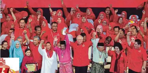  ?? PIC BY AIZUDDIN SAAD ?? Prime Minister and Umno president Datuk Seri Najib Razak raising the hands of Tokoh Anugerah Melayu Terbilang 2017 award winners at the Bukit Jalil National Stadium yesterday.
With him are his wife, Datin Seri Rosmah Mansor, and other Umno leaders.