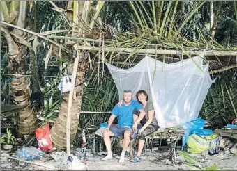  ?? DOCASTAWAY ?? El refugio. Esta pareja estuvo 13 días sola en una de las islas más económicas que ofrece la agencia Docastaway. Ellos mismos construyer­on el refugio en el que vivieron durante su estancia, y que después fue utilizado por otros náufragos que visitaron la misma isla.